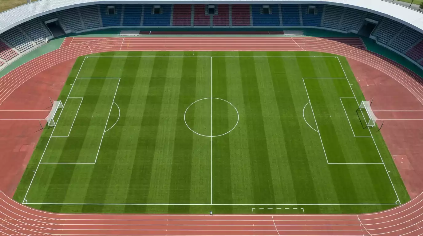 Campo de fútbol con equipos de la MLS alineados representando la estructura de conferencias y salary cap